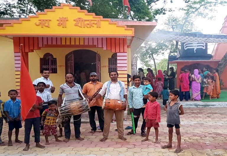 माता पहुंचनी में श्रद्धालुओं की भीड़ माता पहुंचनी में श्रद्धालुओं की भीड़