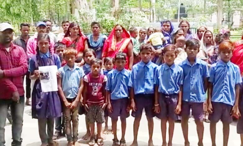 प्रधान पाठक करता है स्कूली बच्चों से अश्लील हरकत, कार्रवाई नहीं प्रधान पाठक करता है स्कूली बच्चों से अश्लील हरकत, कार्रवाई नहीं