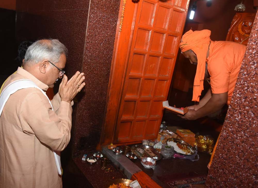 बजरंगबली के दर्शन कर सीएम ने की प्रदेश में सुख-समृद्धि एवं खुशहाली की कामना की बजरंगबली के दर्शन कर सीएम ने की प्रदेश में सुख-समृद्धि एवं खुशहाली की कामना की