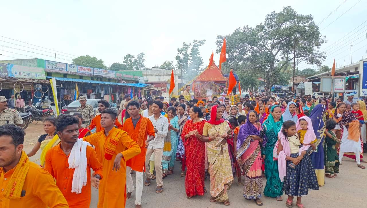 जगन्नाथ की रथयात्रा में उमड़े भक्त, रथ खींचने की होड़ जगन्नाथ की रथयात्रा में उमड़े भक्त, रथ खींचने की होड़