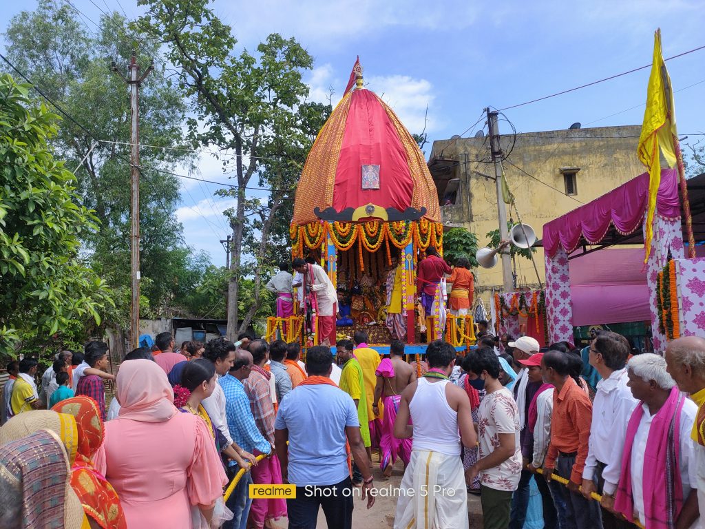 सैकड़ों ने खींचा रथ सैकड़ों ने खींचा रथ