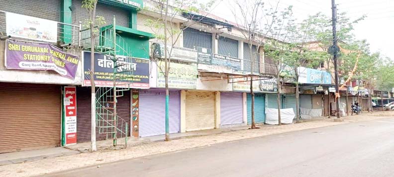नवापारा की दुकानें बंद रहीं, निकाली आक्रोश रैली नवापारा की दुकानें बंद रहीं, निकाली आक्रोश रैली