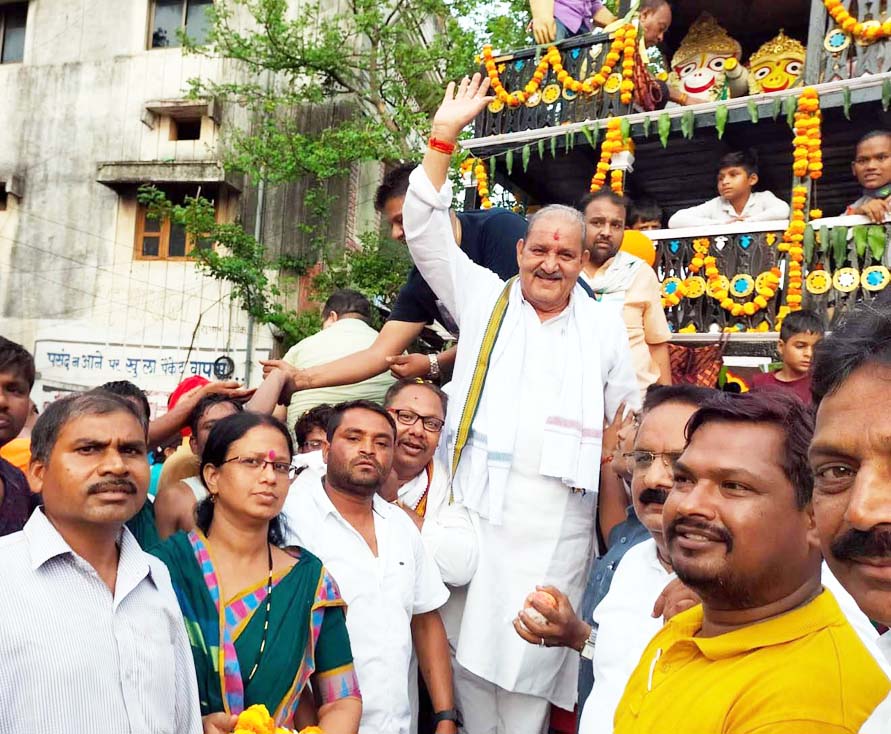 गाजे-बाजे के साथ निकली भगवान जगन्नाथ की रथयात्रा गाजे-बाजे के साथ निकली भगवान जगन्नाथ की रथयात्रा