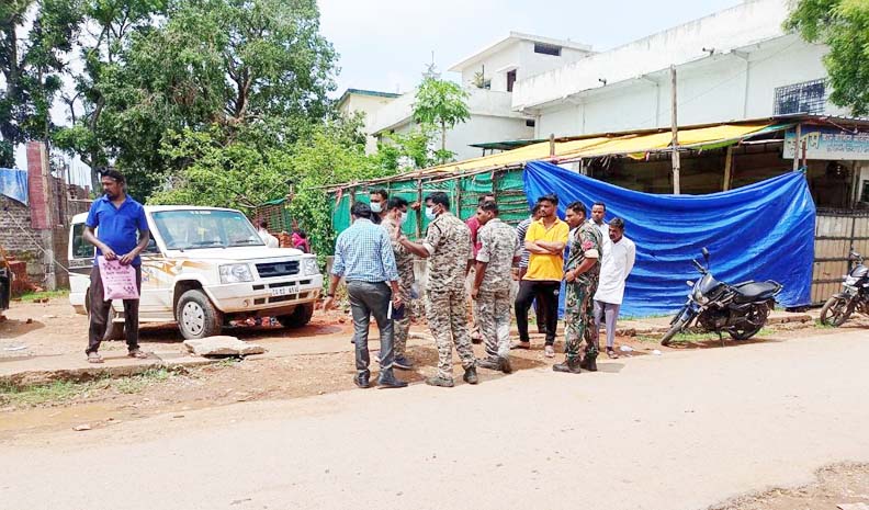 संदिग्ध हालत में मिली युवक की सड़ी-गली लाश, जगदलपुर से पहुंची फॉरेंसिक टीम संदिग्ध हालत में मिली युवक की सड़ी-गली लाश, जगदलपुर से पहुंची फॉरेंसिक टीम