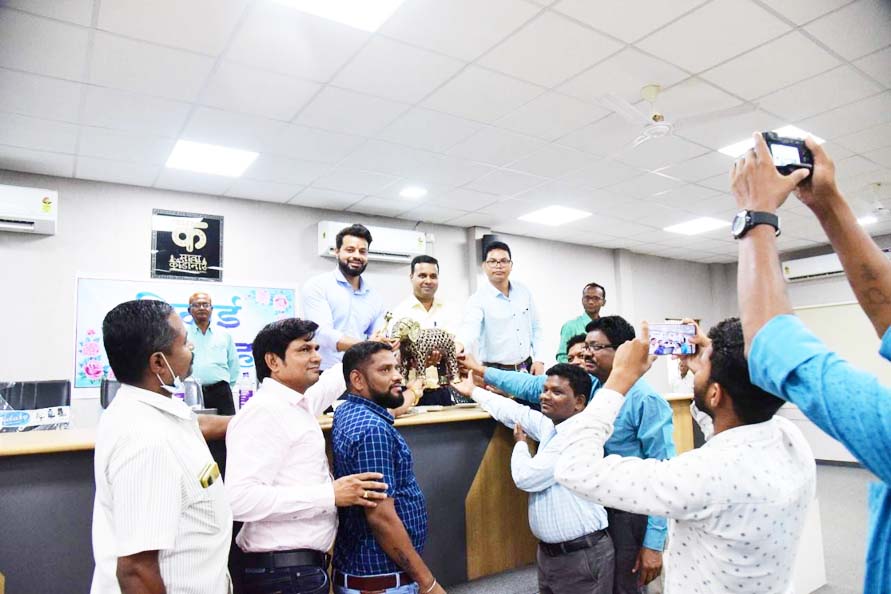 कलेक्टोरेट के अधिकारियों और कर्मचारियों ने कलेक्टर को भावभीनी विदाई कलेक्टोरेट के अधिकारियों और कर्मचारियों ने कलेक्टर को भावभीनी विदाई