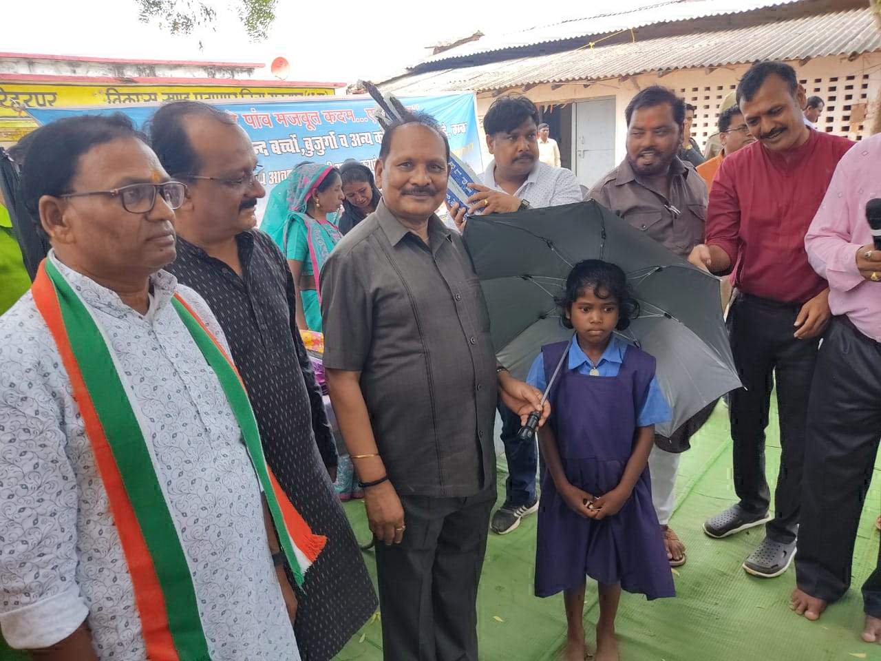 शिक्षा मंत्री के हाथों जरूरतमंद स्कूली बच्चों को छाता