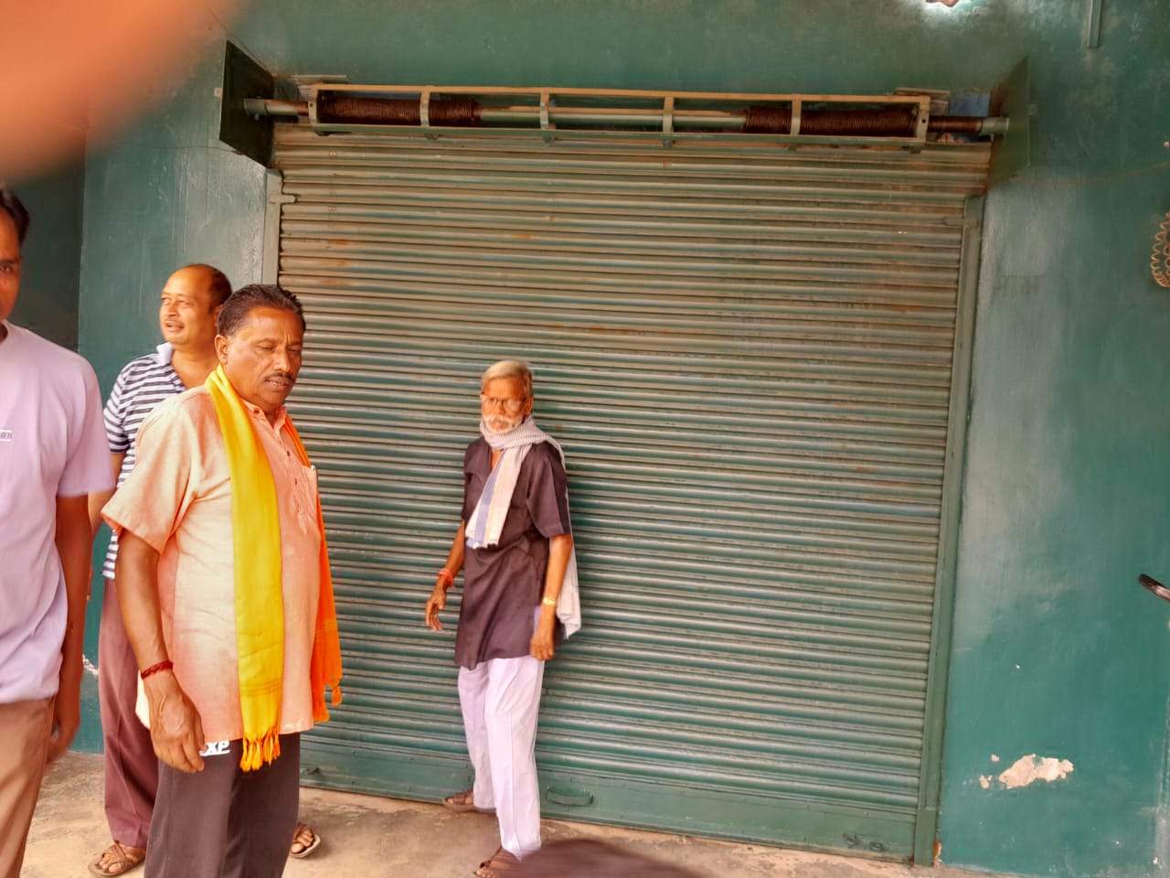 भटगांव में दुकानें बंद रहीं