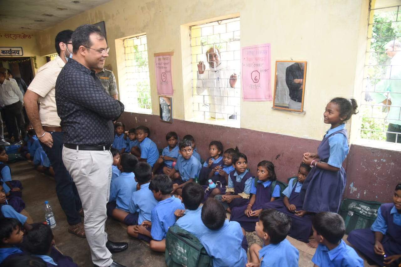 प्रधानपाठक को नोटिस व दो शिक्षकों के वेतन रोकने के निर्देश