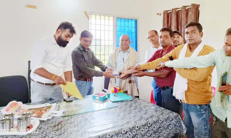 बिजली दफ्तर के बड़े बाबू को सेवानिवृति पर दी विदाई बिजली दफ्तर के बड़े बाबू को सेवानिवृति पर दी विदाई