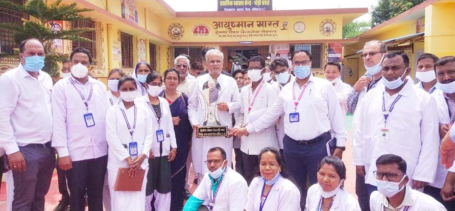 मुख्यमंत्री ने प्राथमिक स्वास्थ्य केंद्र का निरीक्षण किया मुख्यमंत्री ने प्राथमिक स्वास्थ्य केंद्र का निरीक्षण किया