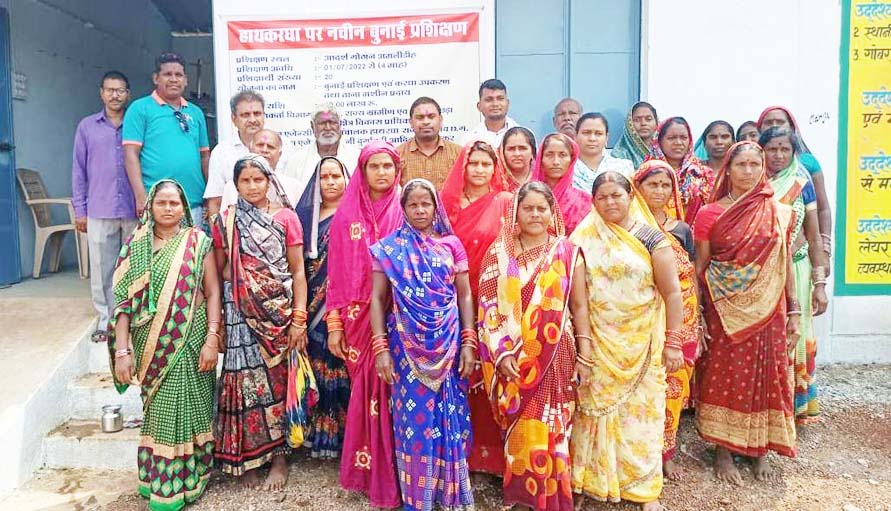 समूह की महिलाओं को दिया जा रहा प्रशिक्षण समूह की महिलाओं को दिया जा रहा प्रशिक्षण