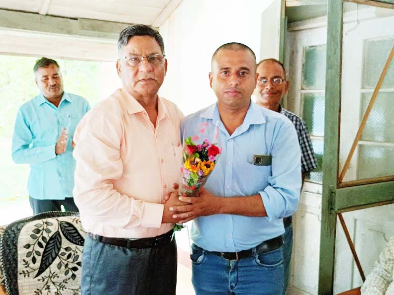 वन अधिकारी फारुकी को सेवानिवृत्ति पर दी विदाई