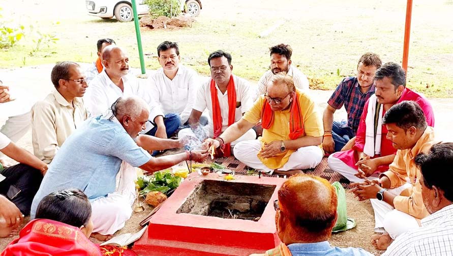 पूर्व कैबिनेट मंत्री चंद्रशेखर ने जन्मदिन पर बंजारी मंदिर में की पूजा-अर्चना पूर्व कैबिनेट मंत्री चंद्रशेखर ने जन्मदिन पर बंजारी मंदिर में की पूजा-अर्चना
