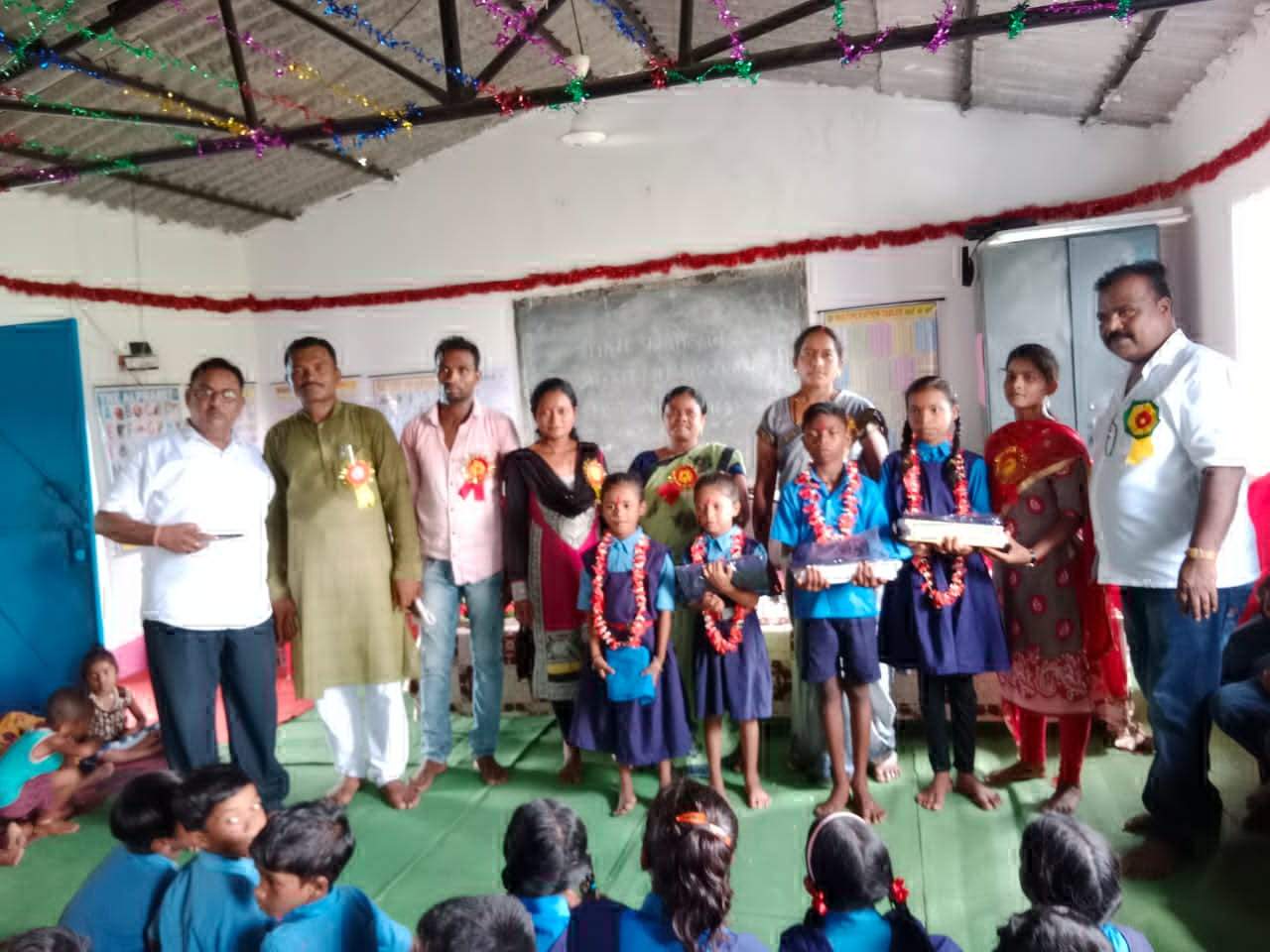 शाला प्रवेशोत्सव हर्षोल्लास से मना, बच्चों को तिलक लगा बांटे गणवेश-पाठ्यपुस्तकें शाला प्रवेशोत्सव हर्षोल्लास से मना, बच्चों को तिलक लगा बांटे गणवेश-पाठ्यपुस्तकें