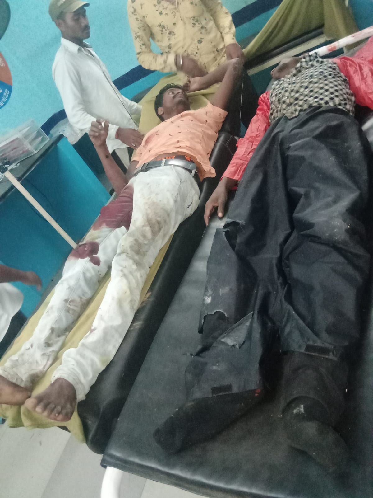 ट्रक ने बाइक को मारी टक्कर, 2 घायल ट्रक ने बाइक को मारी टक्कर, 2 घायल