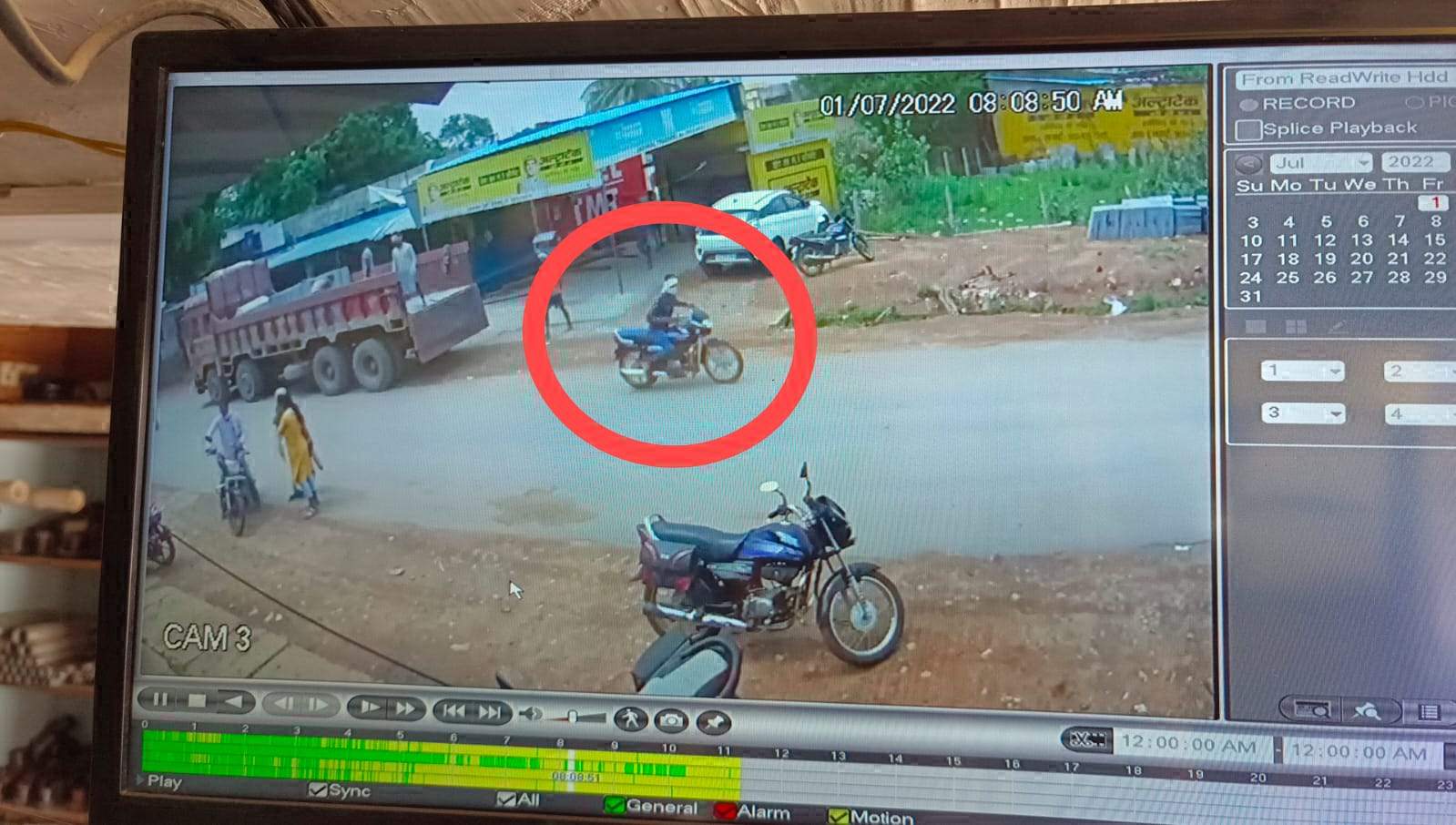 दिनदहाड़े बाईक चोरी, सीसीटीवी में चोर कैद दिनदहाड़े बाईक चोरी, सीसीटीवी में चोर कैद