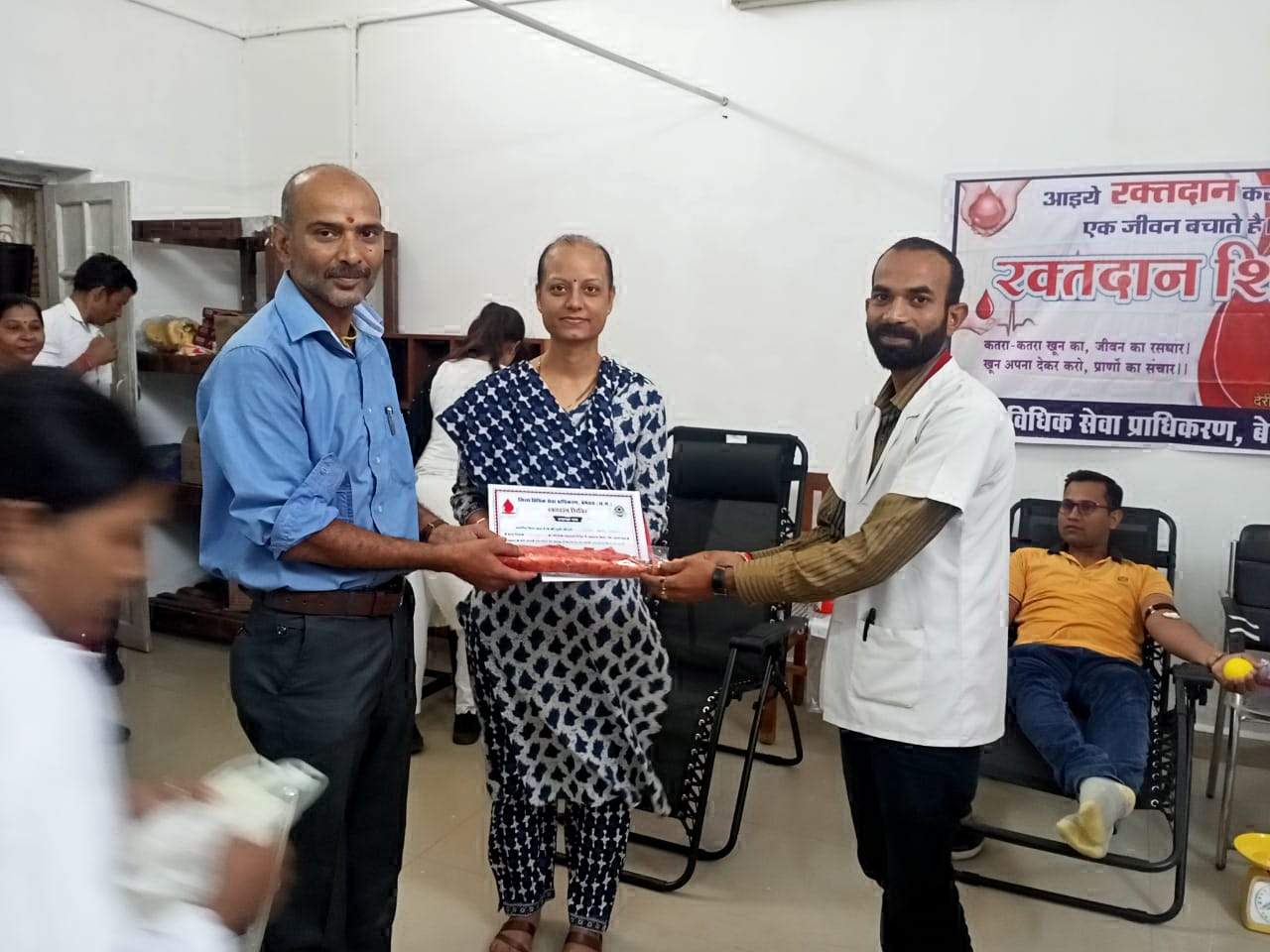 न्यायिक कर्मचारियों एवं अधिवक्ताताओं ने किया रक्तदान