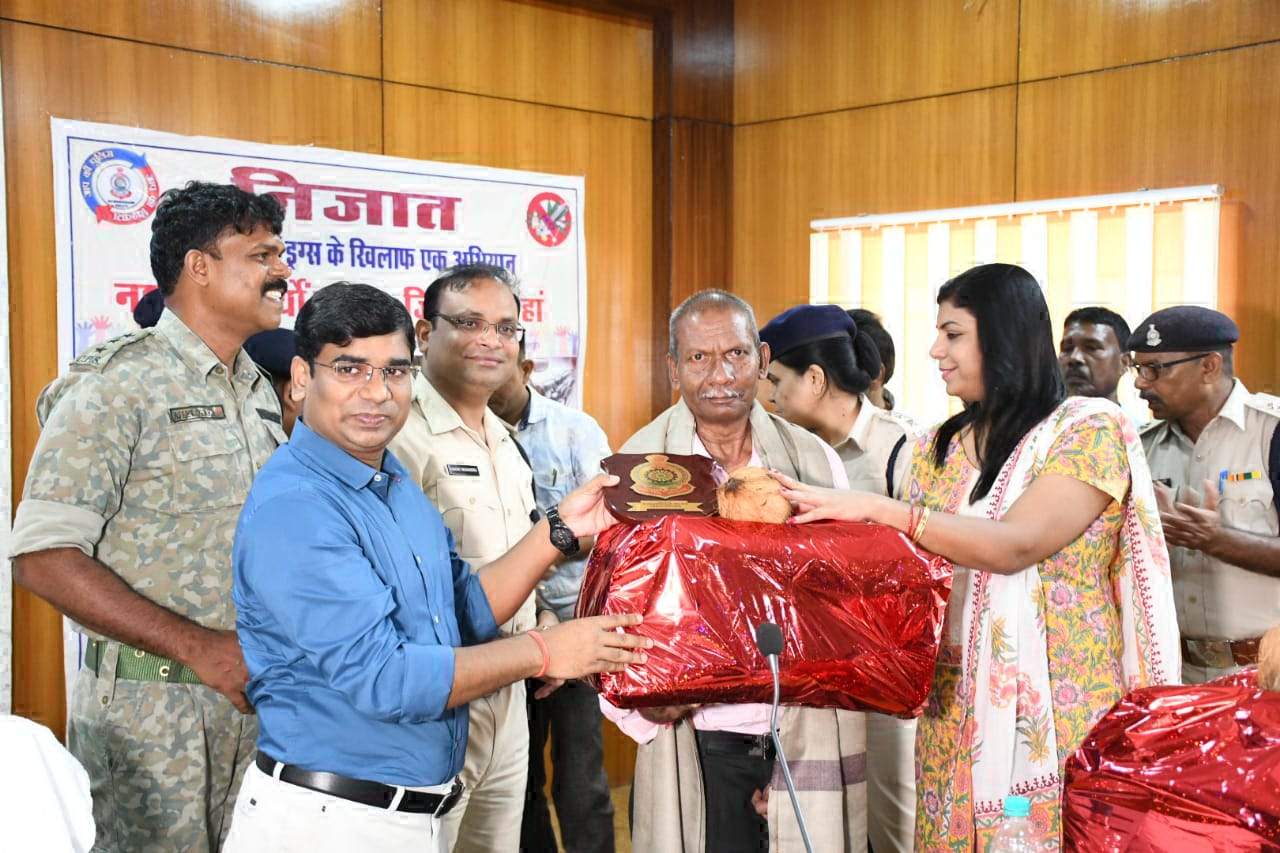 सेवानिवृत्त अधिकारी-कर्मचारियों को एसपी ने दी विदाई सेवानिवृत्त अधिकारी-कर्मचारियों को एसपी ने दी विदाई
