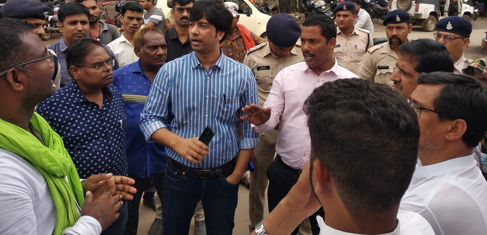 नगर में हाईवा का प्रवेश रोकने नागरिक उतरे सडक़ पर