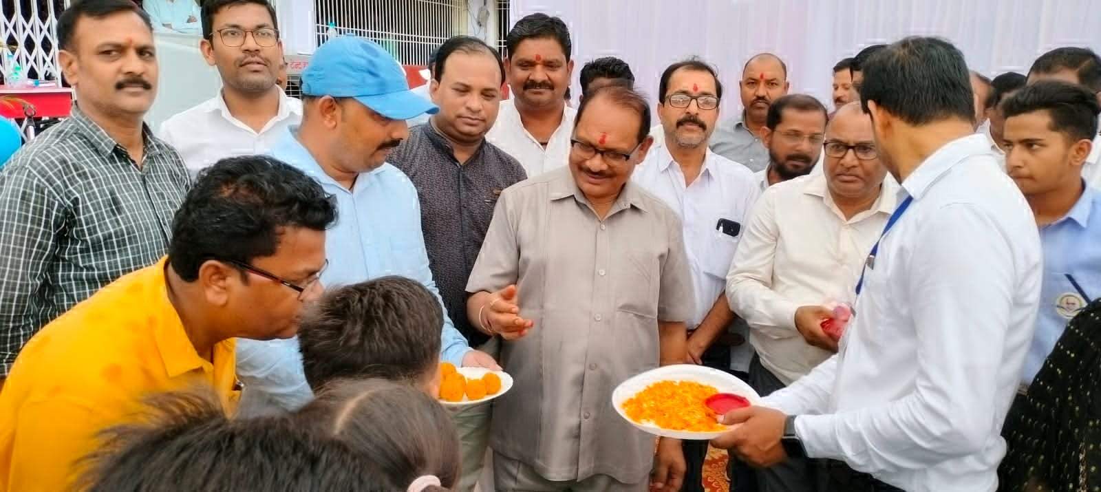 शाला प्रवेश उत्सव : स्कूल शिक्षा मंत्री ने आत्मानंद विद्यालय के बच्चों को तिलक लगाकर लड्डू खिलाकर किया स्वागत