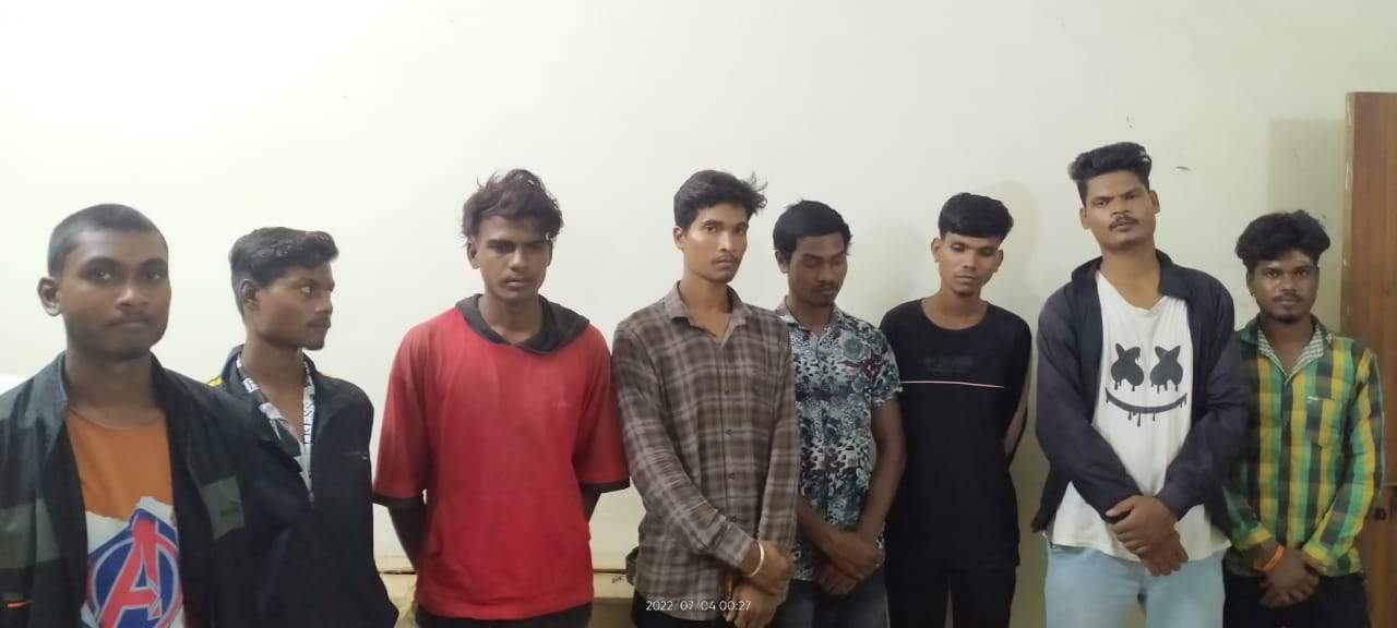 शराब पीकर बस स्टैंड में हुड़दंग, 8 गिरफ्तार