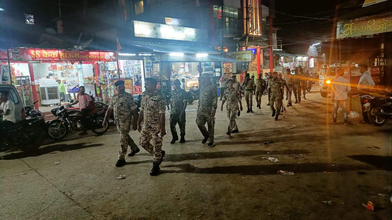 एसडीओपी संग पुलिस ने निकाली पैदल पेट्रोलिंग एसडीओपी संग पुलिस ने निकाली पैदल पेट्रोलिंग