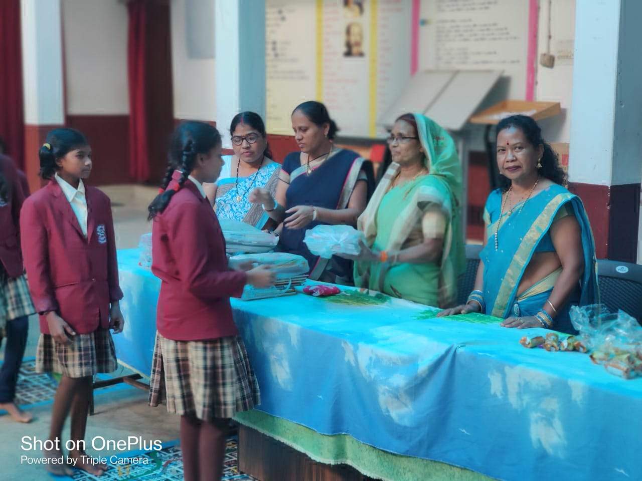 विधायक ने छात्राओं संग मनाया जन्मदिन, दिए उपहार