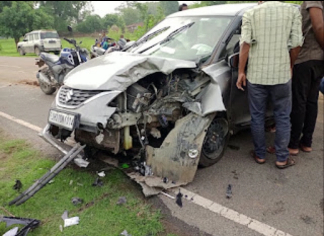 कार अनियंत्रित होकर डिवाइडर से टकराई, भाजपा नेता के बेटे की मौत