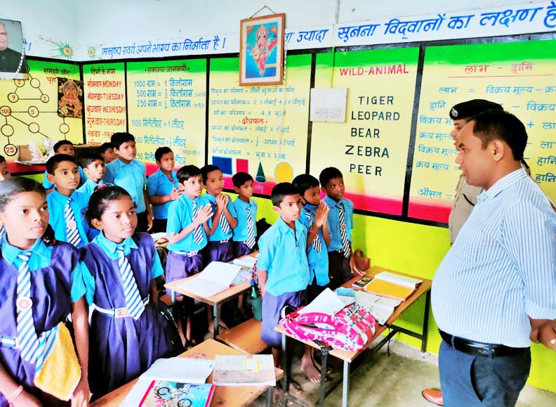 कलेक्टर बने शिक्षक, स्कूल में बच्चों को पढ़ाया पहाड़ा कलेक्टर बने शिक्षक, स्कूल में बच्चों को पढ़ाया पहाड़ा