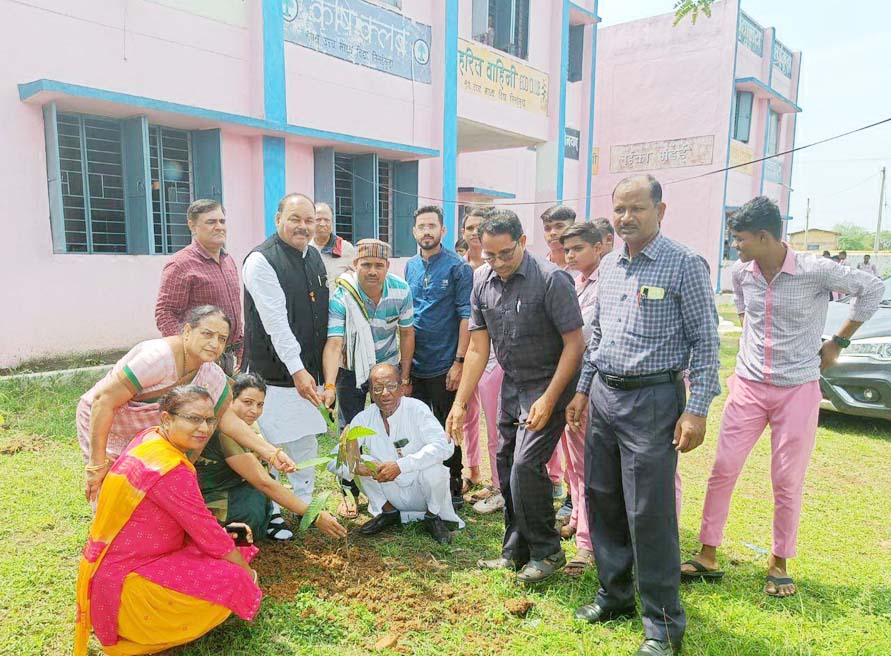 लायन्स क्लब के सदस्यों ने किया पौधरोपण लायन्स क्लब के सदस्यों ने किया पौधरोपण