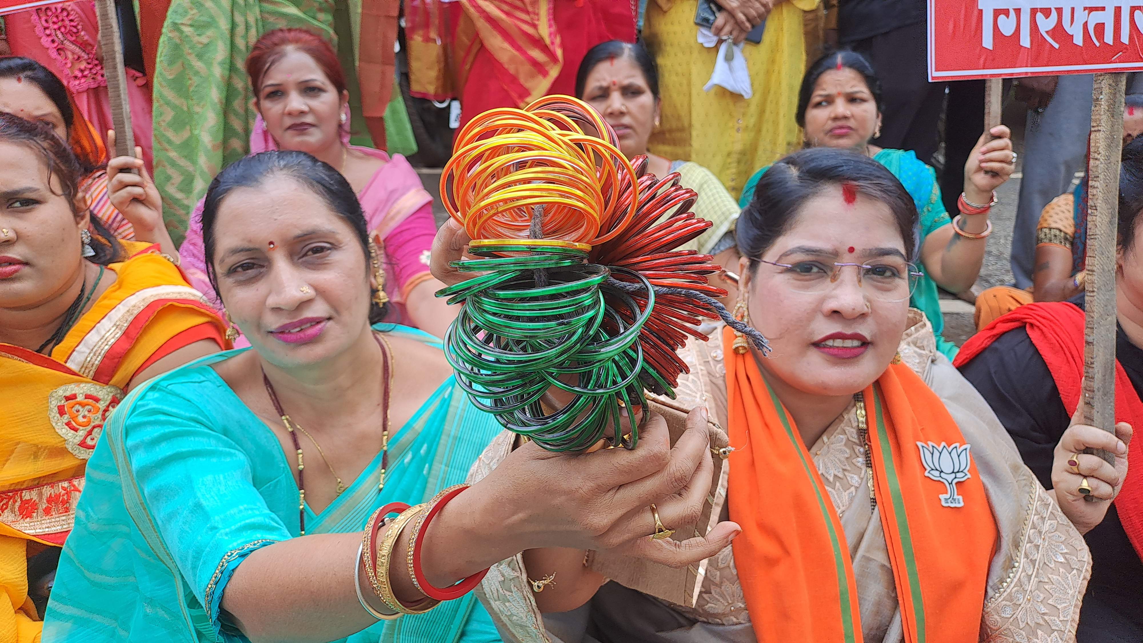 भाजपा महिला मोर्चा ने थाना घेरा