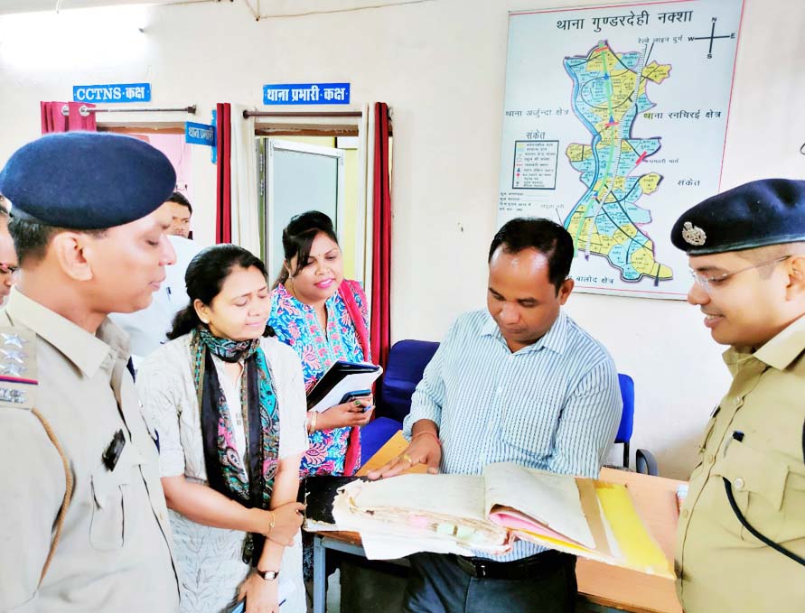 कलेक्टर ने ली लंबित प्रकरणों जानकारी, शीघ्र निराकरण के निर्देश कलेक्टर ने ली लंबित प्रकरणों जानकारी, शीघ्र निराकरण के निर्देश