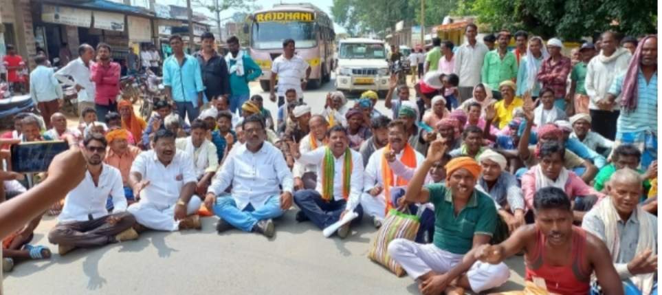 खाद की किल्लत, किसानों ने एनएच पर किया चक्काजाम