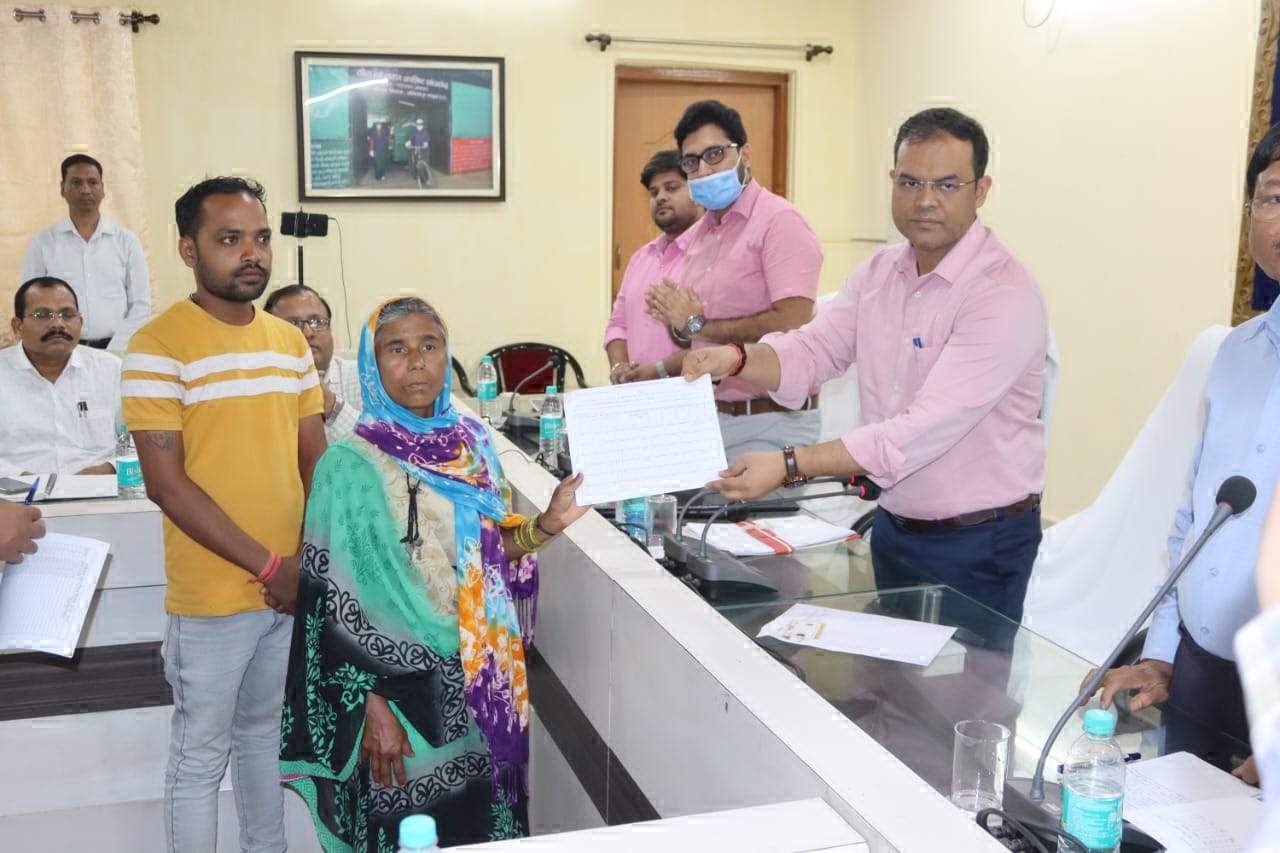 कलेक्टर ने बुजुर्ग महिला को आयुष्मान कार्ड व पेंशन आदेश प्रति देकर की जनचौपाल की शुरुआत