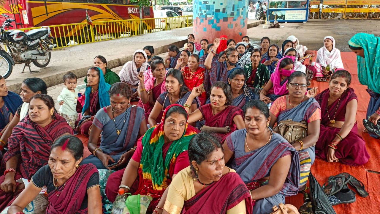  मांगों को ले आंबा कार्यकर्ता-सहायिकाओं का प्रदर्शन