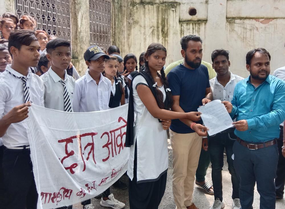 मांगों को लेकर छात्र-छात्राओं ने एसडीएम के नाम तहसीलदार को सौंपा ज्ञापन मांगों को लेकर छात्र-छात्राओं ने एसडीएम के नाम तहसीलदार को सौंपा ज्ञापन