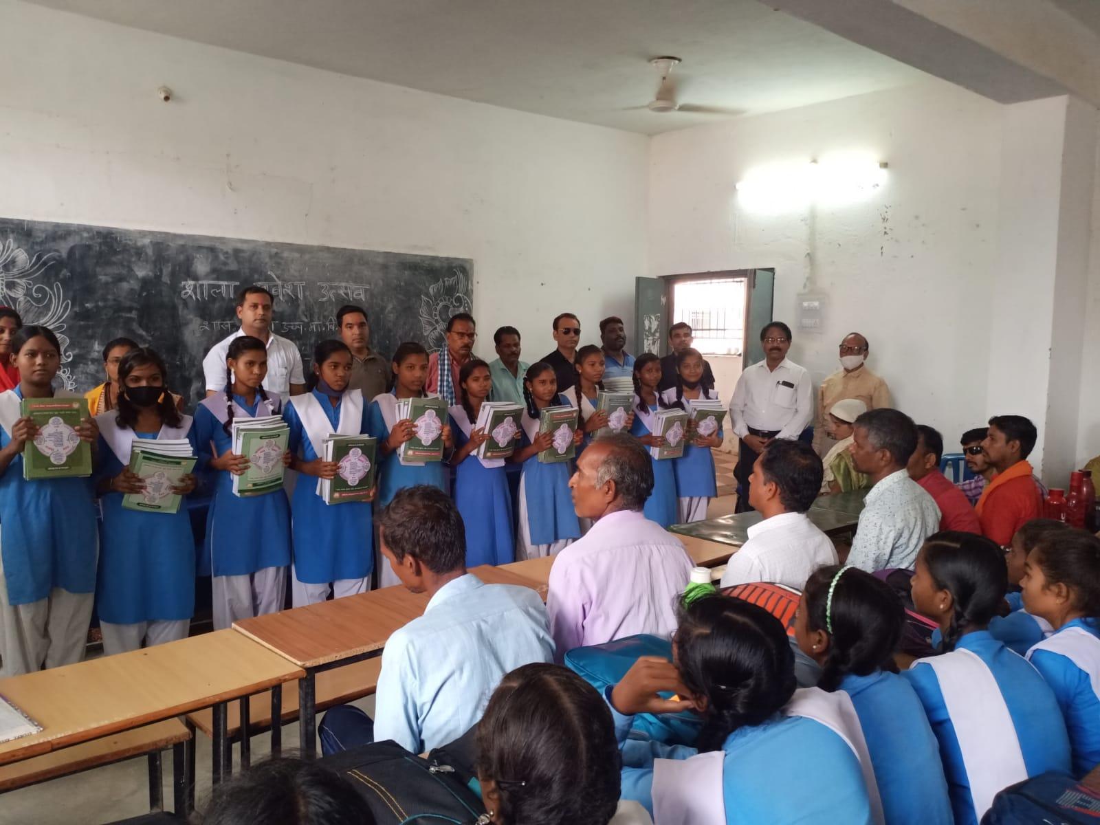 नव प्रवेशी छात्राओं का किया स्वागत नव प्रवेशी छात्राओं का किया स्वागत