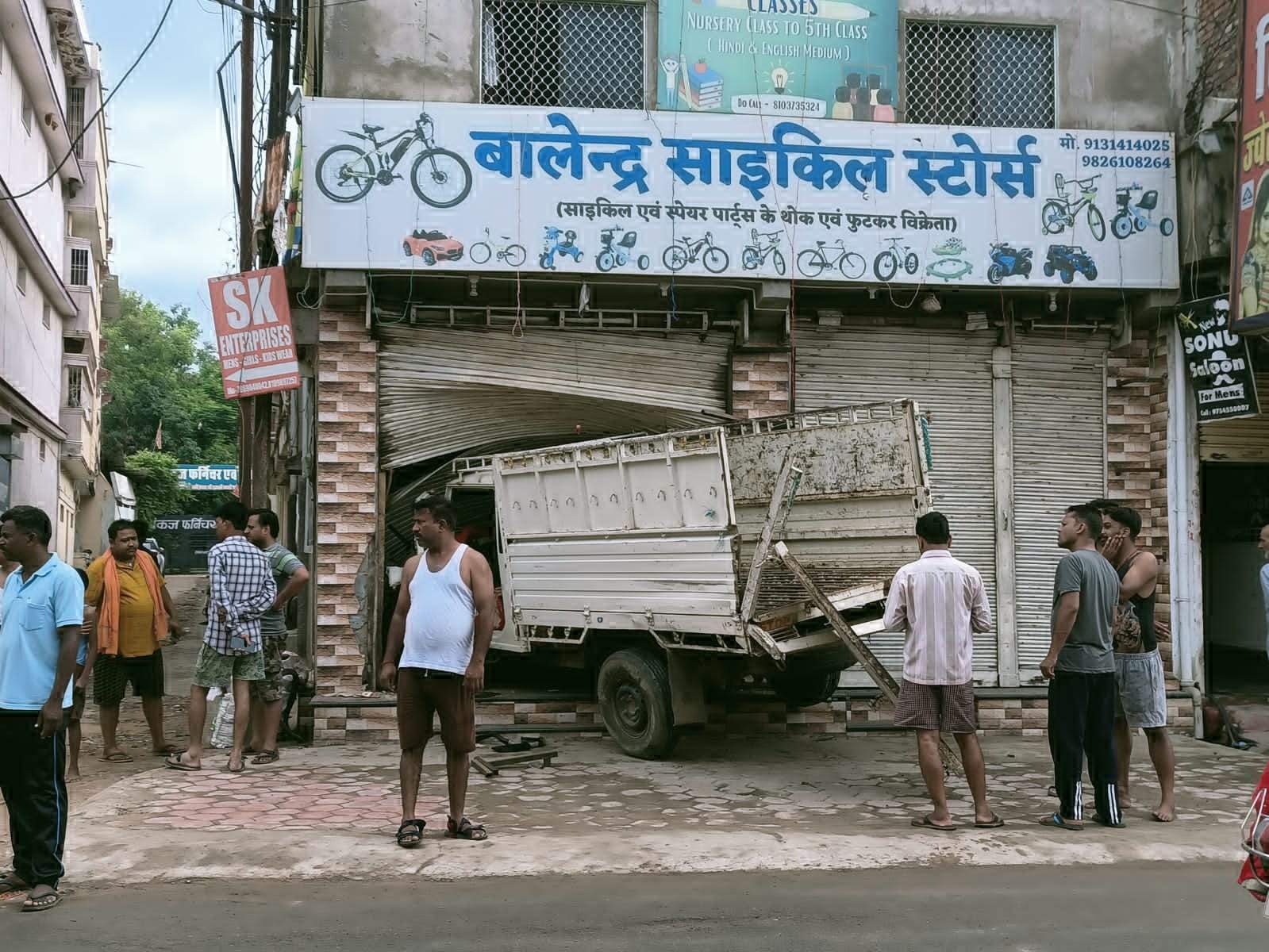 देर रात साइकिल दुकान में शटर तोड़ते घुसी पिकअप