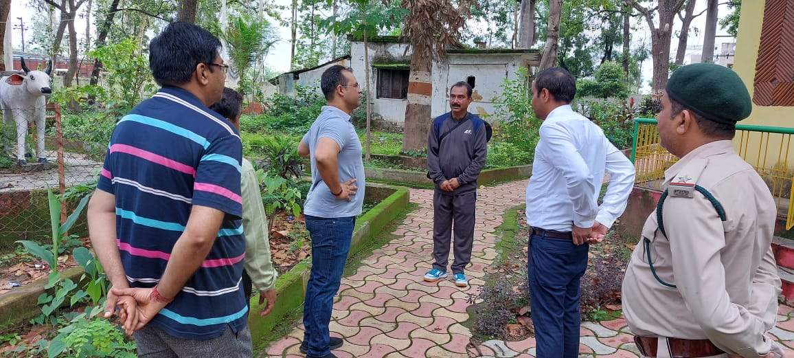 सुबह-सुबह सडक़ पर उतरे कलेक्टर, मॉर्निंग वॉकर्स से की बात