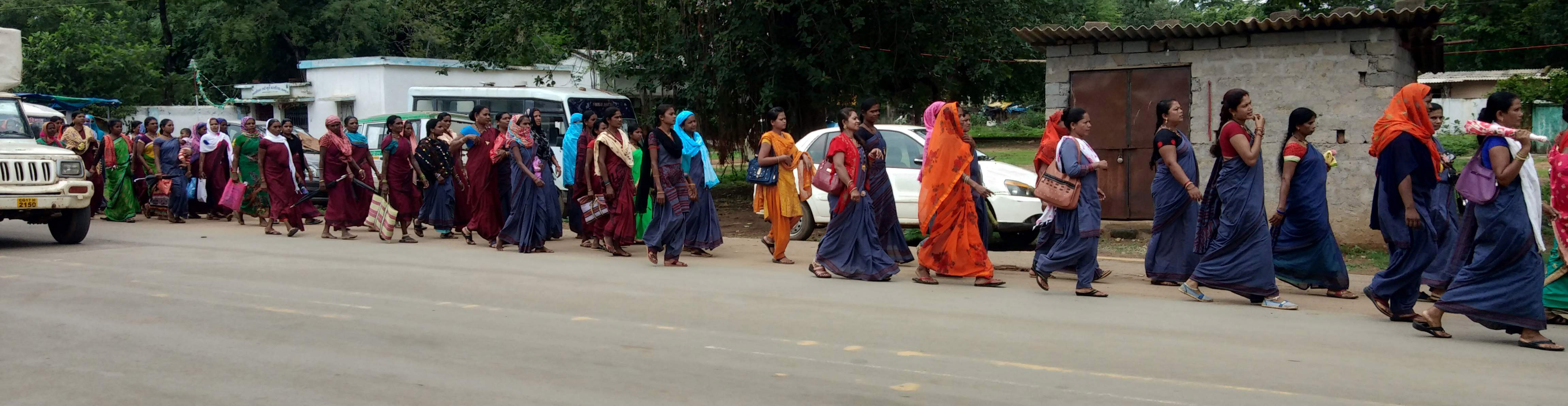 आंबा कार्यकर्ताओं और सहायिकाओं ने दिया धरना, निकाली रैली आंबा कार्यकर्ताओं और सहायिकाओं ने दिया धरना, निकाली रैली