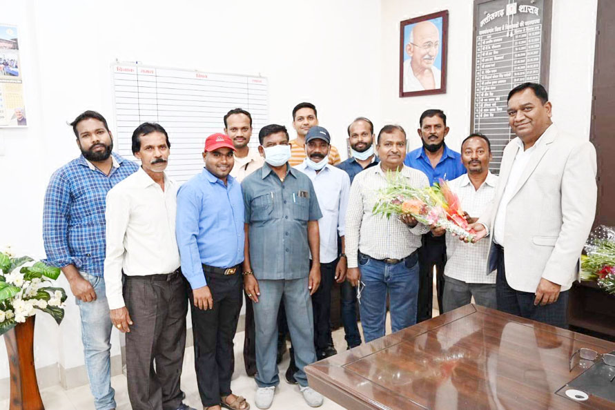 शासकीय वाहन चालक समिति ने कलेक्टर से की मुलाकात शासकीय वाहन चालक समिति ने कलेक्टर से की मुलाकात