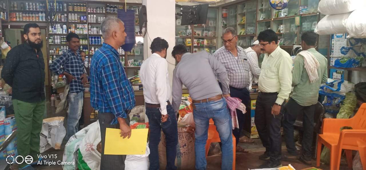 कालाबाजारी रोकने एसडीएम ने खाद दुकानों का किया निरीक्षण कालाबाजारी रोकने एसडीएम ने खाद दुकानों का किया निरीक्षण