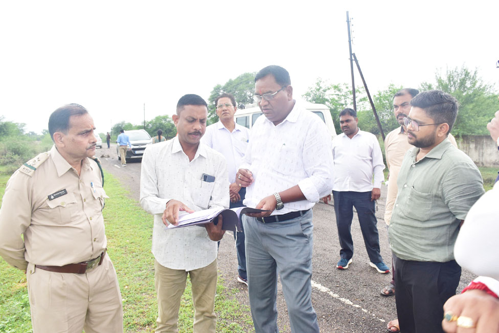 कलेक्टर ने किया धन्वंतरी मेडिकल स्टोर्स का निरीक्षण