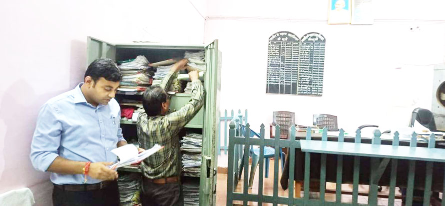 कलेक्टर पहुंचे तहसील कार्यालय, व्यवस्थाओं के प्रति जताई गहरी नाराजगी कलेक्टर पहुंचे तहसील कार्यालय, व्यवस्थाओं के प्रति जताई गहरी नाराजगी