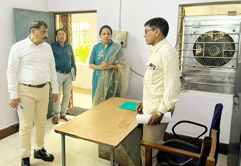 निरीक्षण में पहुंचे सीईओ, कर्मचारी रहे नदारत, जताई नाराजगी निरीक्षण में पहुंचे सीईओ, कर्मचारी रहे नदारत, जताई नाराजगी
