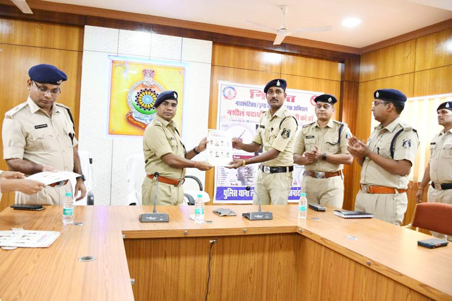 उत्कृष्ट कार्य करने वाले 8 पुलिस कर्मी पुरस्कृत उत्कृष्ट कार्य करने वाले 8 पुलिस कर्मी पुरस्कृत