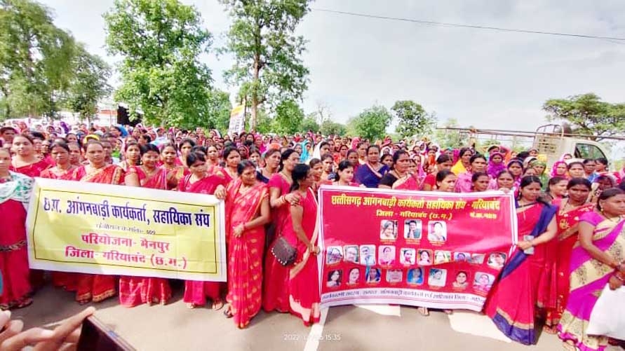 वादा खिलाफी का आरोप लगाते हुए आंबा कार्यकर्ताओं ने किया धरना-प्रदर्शन, सीएम के नाम सौंपा ज्ञापन