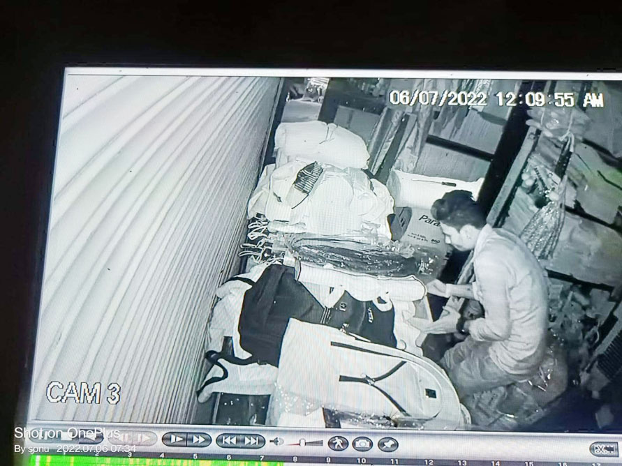 मोबाइल, हार्डवेयर की दुकान में चोरी, सीसीटीवी में कैद मोबाइल, हार्डवेयर की दुकान में चोरी, सीसीटीवी में कैद