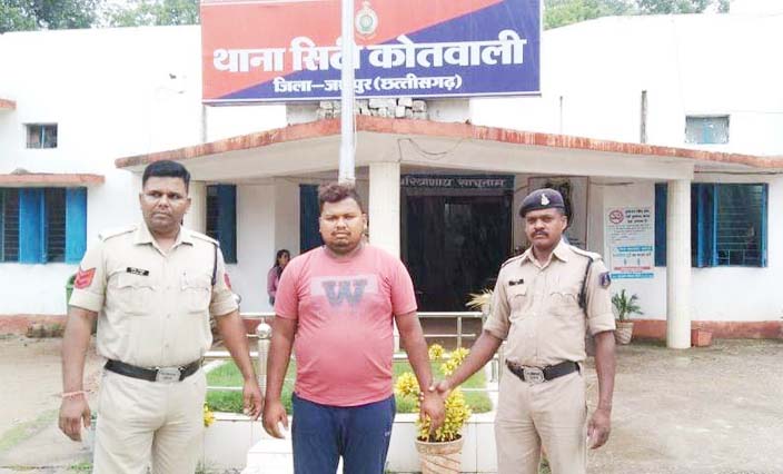 सेवानिवृत्त शिक्षिका के 28 लाख निकाले, आरोपी गिरफ्तार