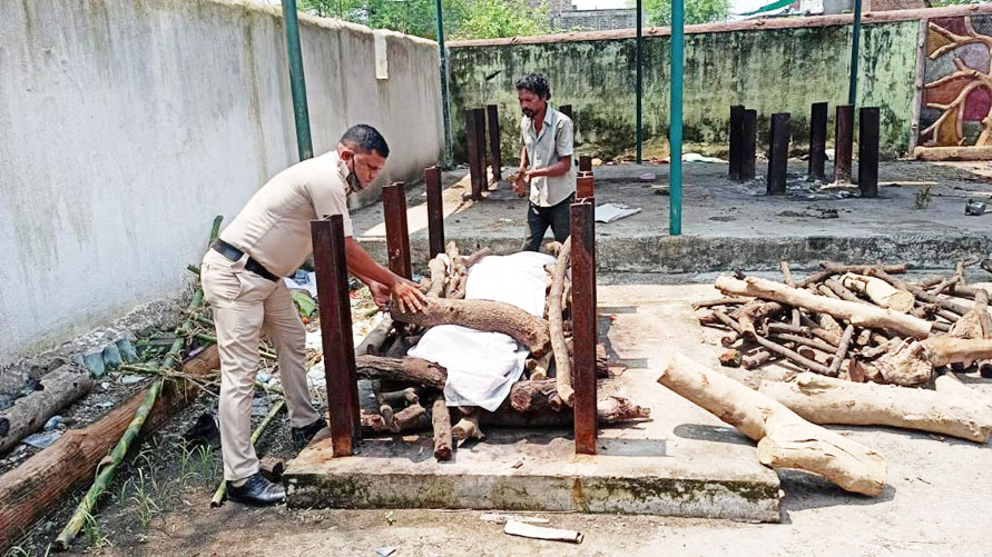 महिला की मौत, पुलिसकर्मियों ने कराया अंतिम संस्कार महिला की मौत, पुलिसकर्मियों ने कराया अंतिम संस्कार